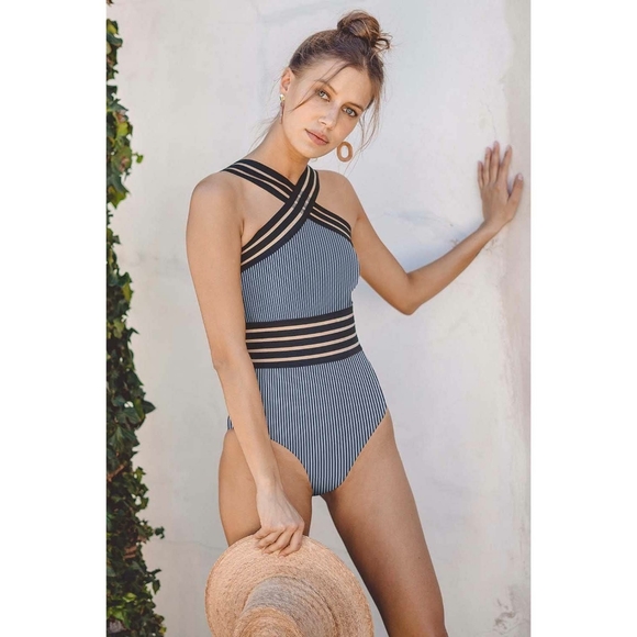 Crossover One-Piece by aava - Picture 6 of 16